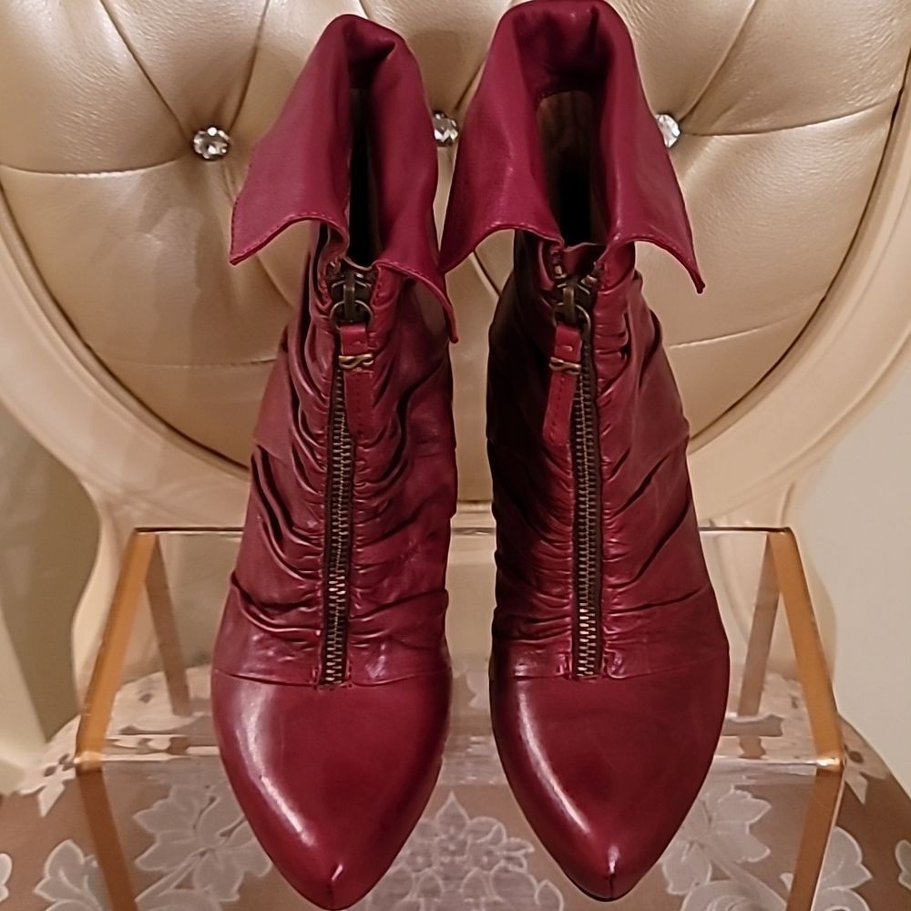 Earthies Montera Deep Red Zip Ruched Booties - Picture 6 of 16
